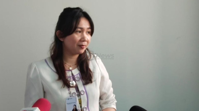 Manager Marketing Alia Hospital, Mareyke Saroinsong, mengonfirmasi kelahiran anak pertama Billy Syahputra dan Vika Kolesnaya saat ditemui awak media, Senin (29/9/2025). [FTNews.co.id/Selvianus Kopong Basar]